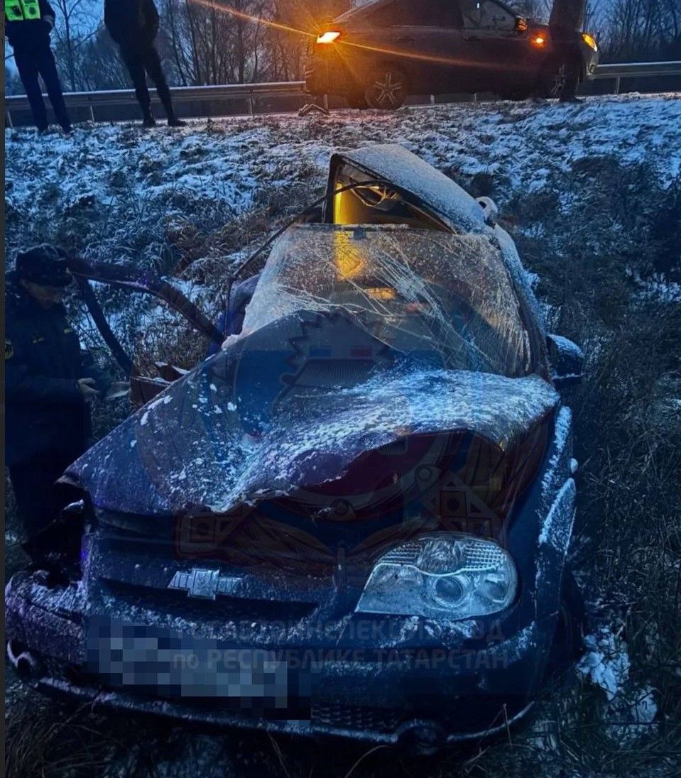 Под Нижнекамском «Нива» вылетела на встречку и врезалась в грузовик – два человека погибли