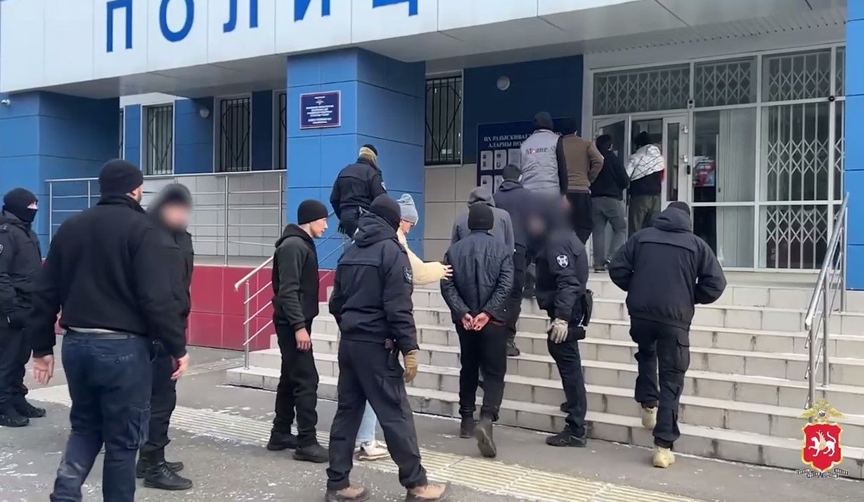 Полицейские задержали 12 нелегальных мигрантов в автомастерской в Казани – видео