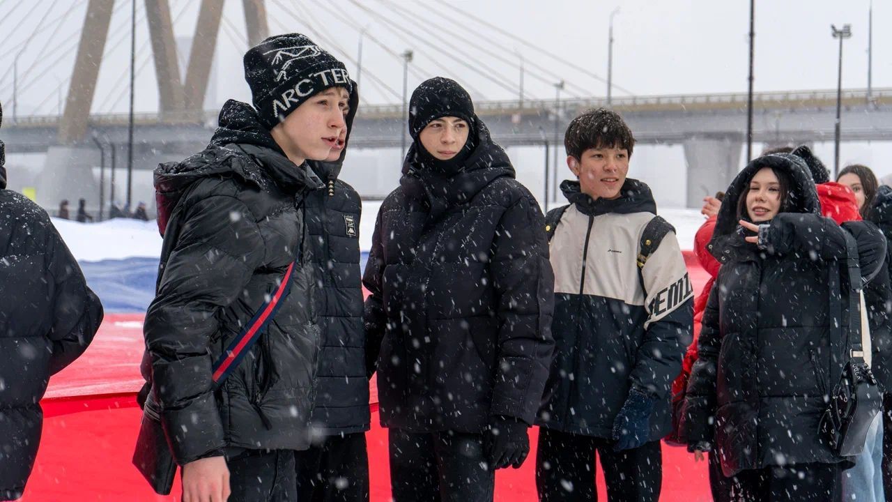 Более 500 человек развернули в Казани гигантский флаг России – фото