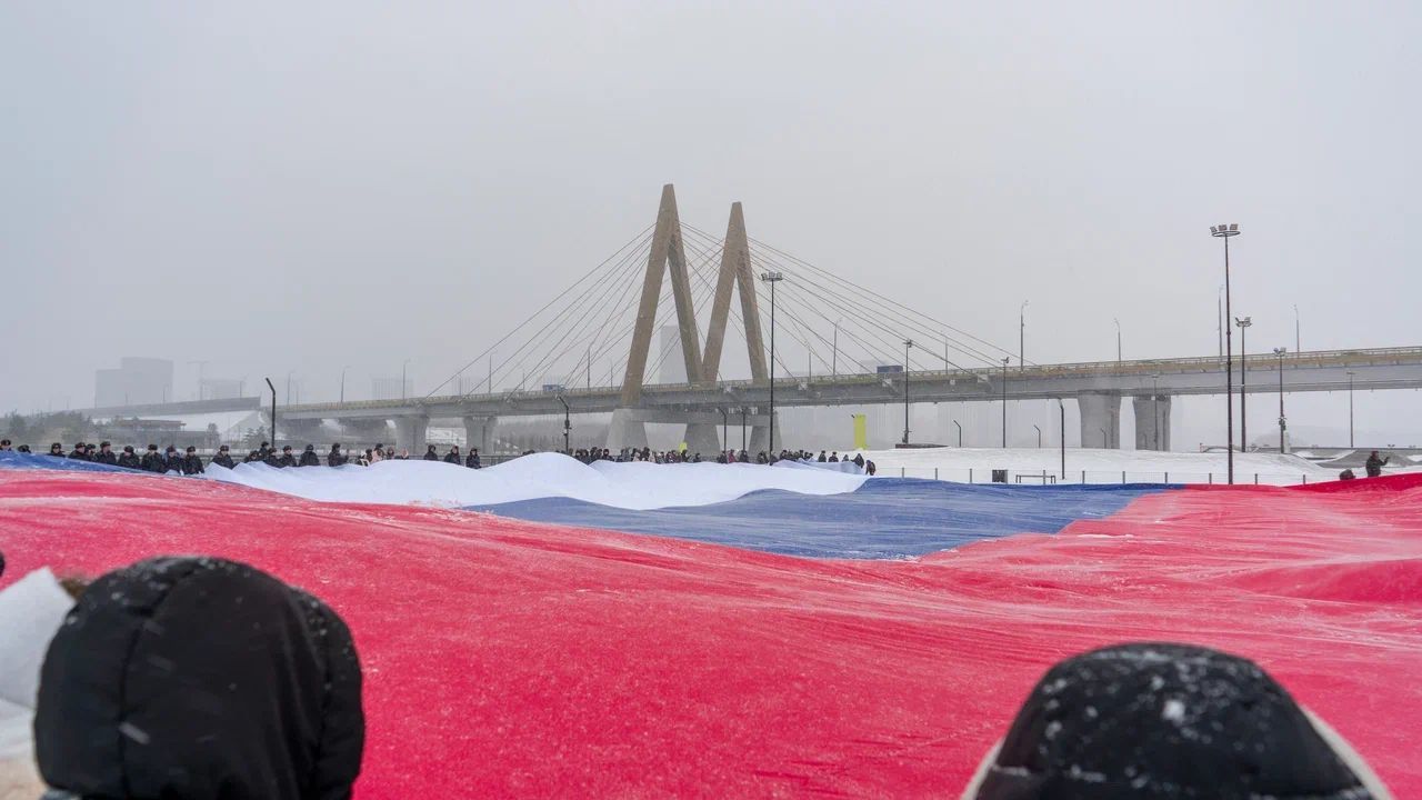 Более 500 человек развернули в Казани гигантский флаг России – фото