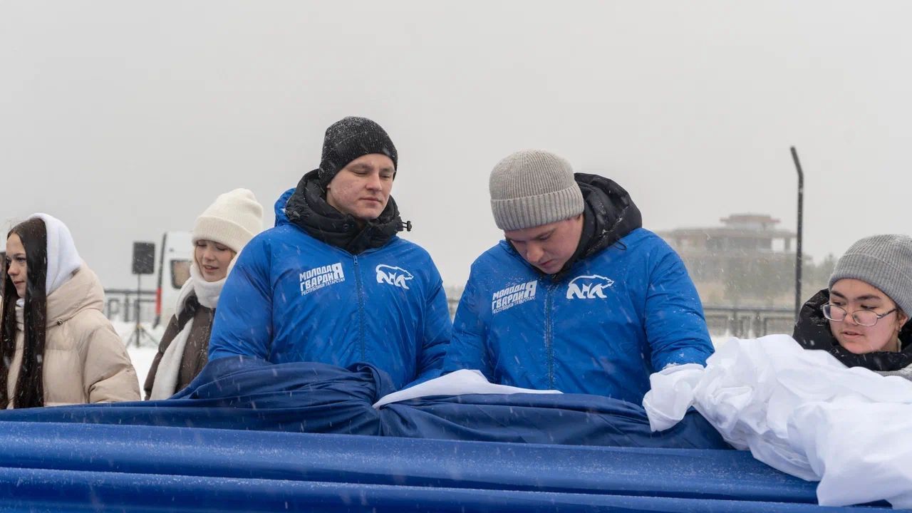 Более 500 человек развернули в Казани гигантский флаг России – фото