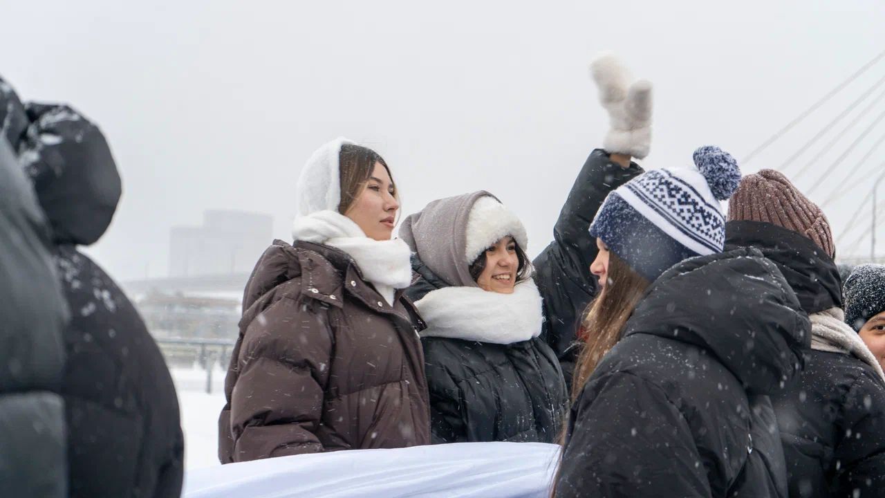 Более 500 человек развернули в Казани гигантский флаг России – фото