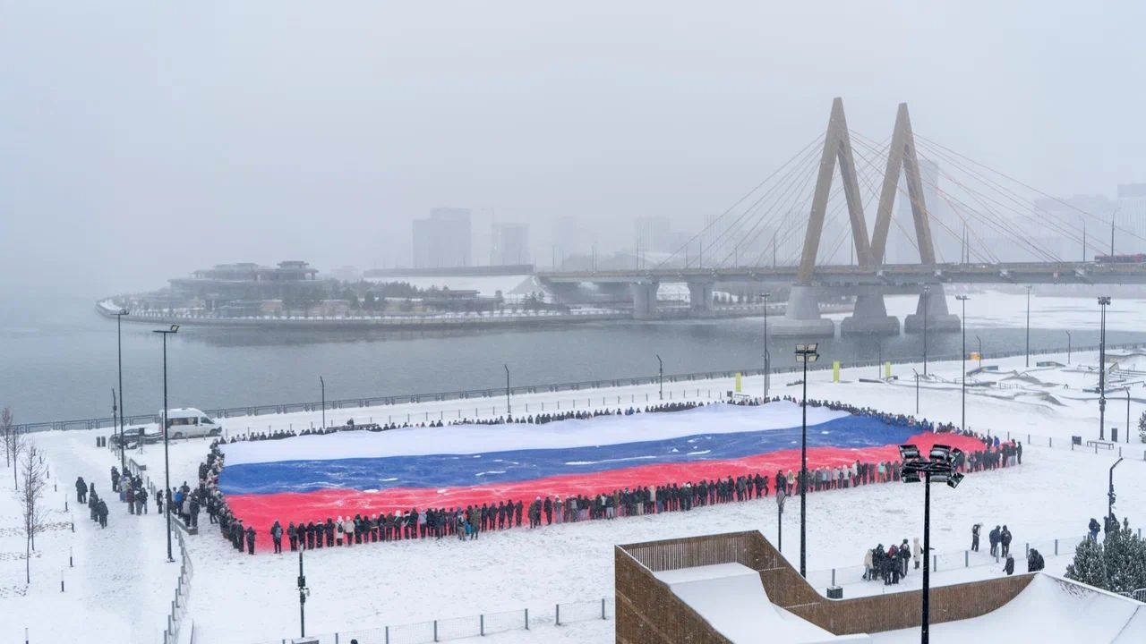 Более 500 человек развернули в Казани гигантский флаг России – фото
