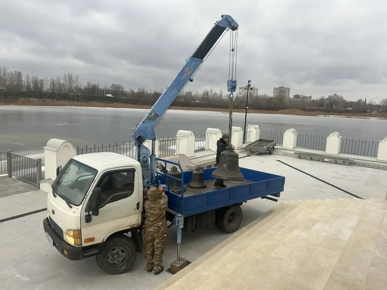 Храм-памятник на Казанке украсили колокола из Ярославля