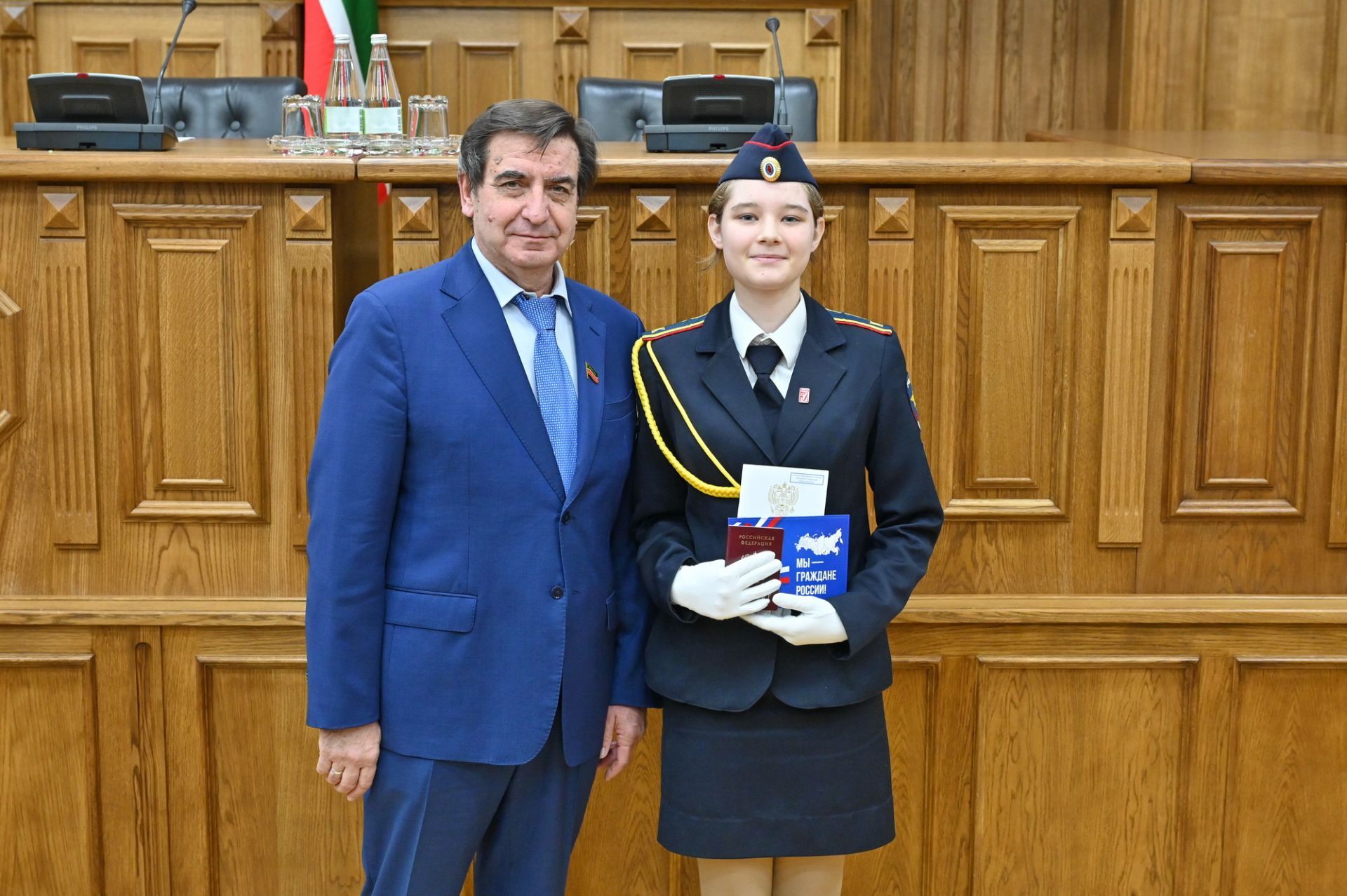 В Госсовете Татарстана вручили первые паспорта школьникам из Казани