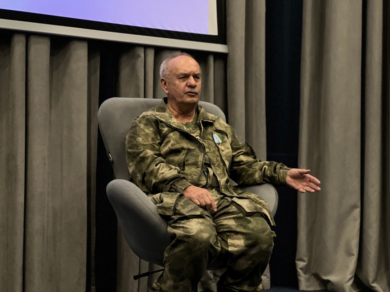 Спасение бойцом девочки из-под огня: журналист «РТ» рассказал студентам КФУ о буднях в зоне СВО