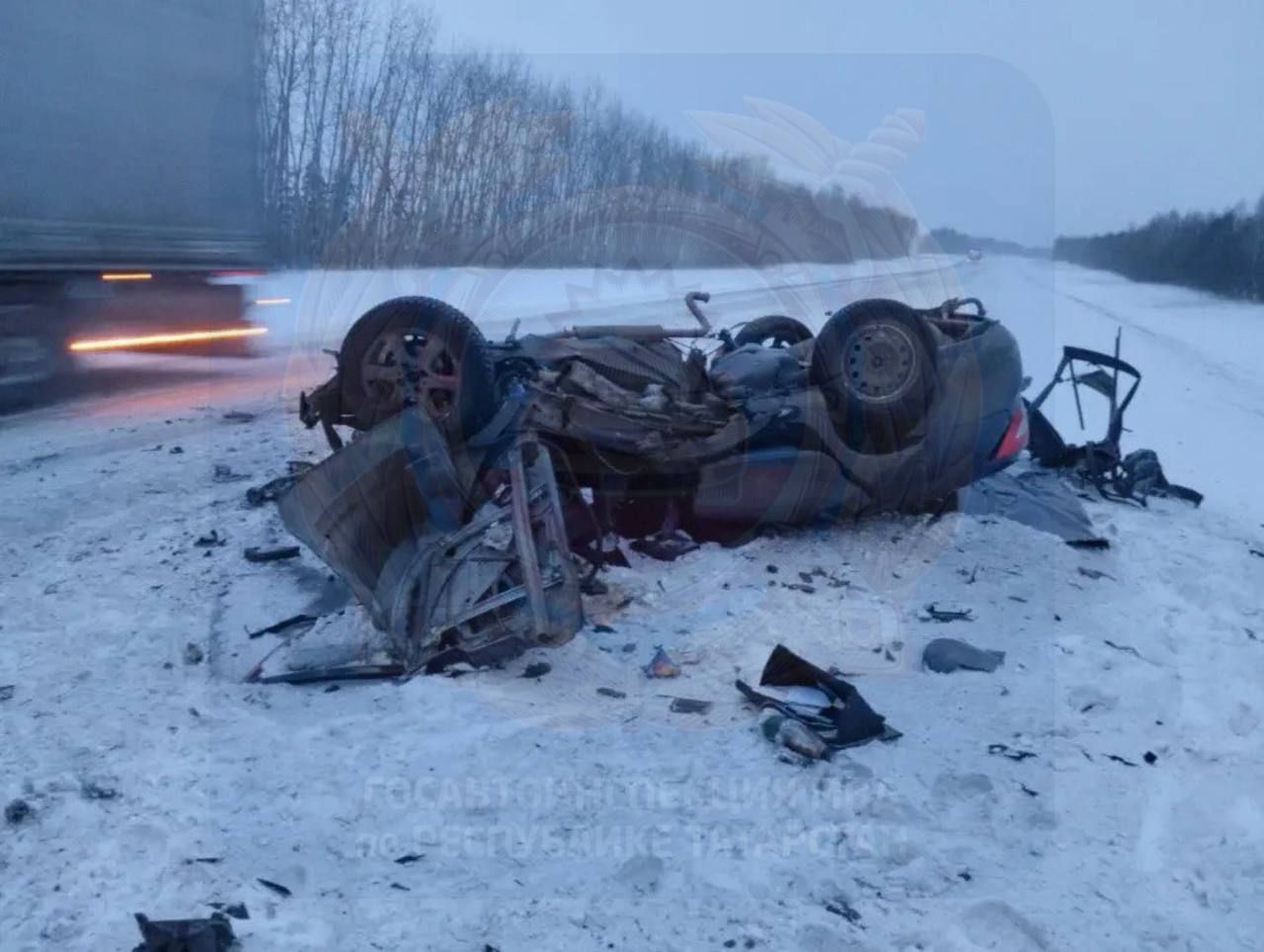 В Татарстане «Лада» выехала на встречку и столкнулась с фурой – водитель погиб