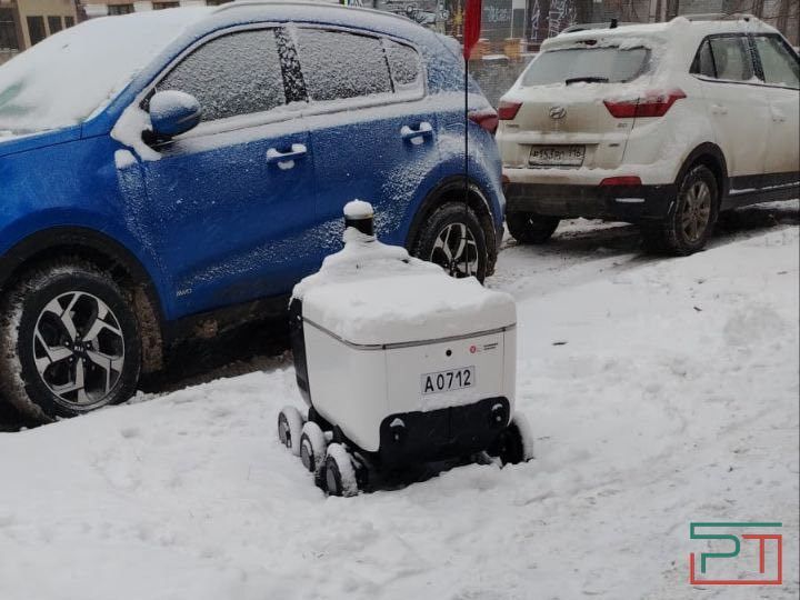 «На живого хоть наорать можно»: роботы-курьеры в Казани застревают в снегу и опаздывают к клиентам