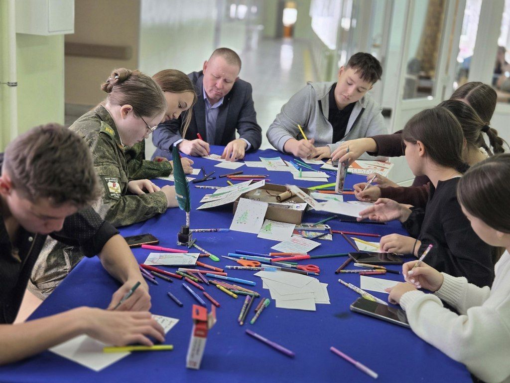 Мамадышские школьники пишут новогодние открытки бойцам СВО