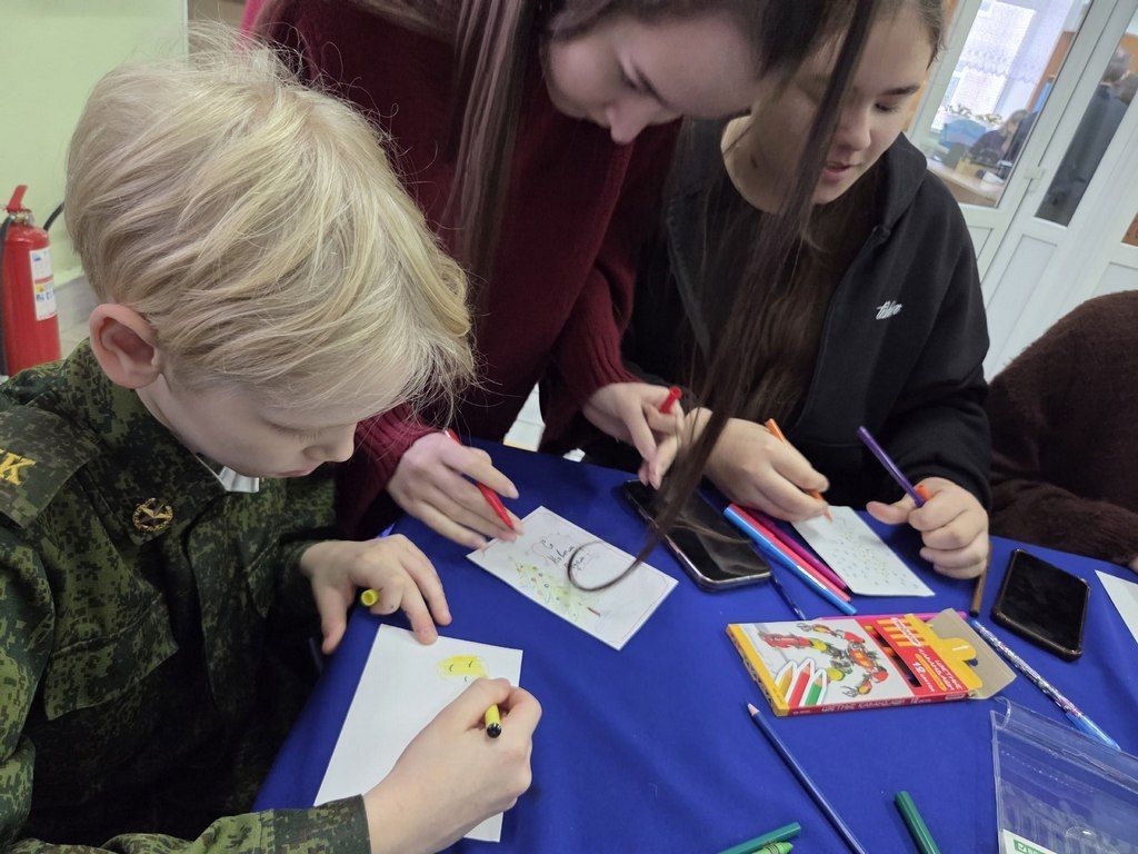 Мамадышские школьники пишут новогодние открытки бойцам СВО