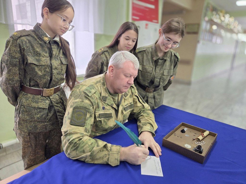 Мамадышские школьники пишут новогодние открытки бойцам СВО
