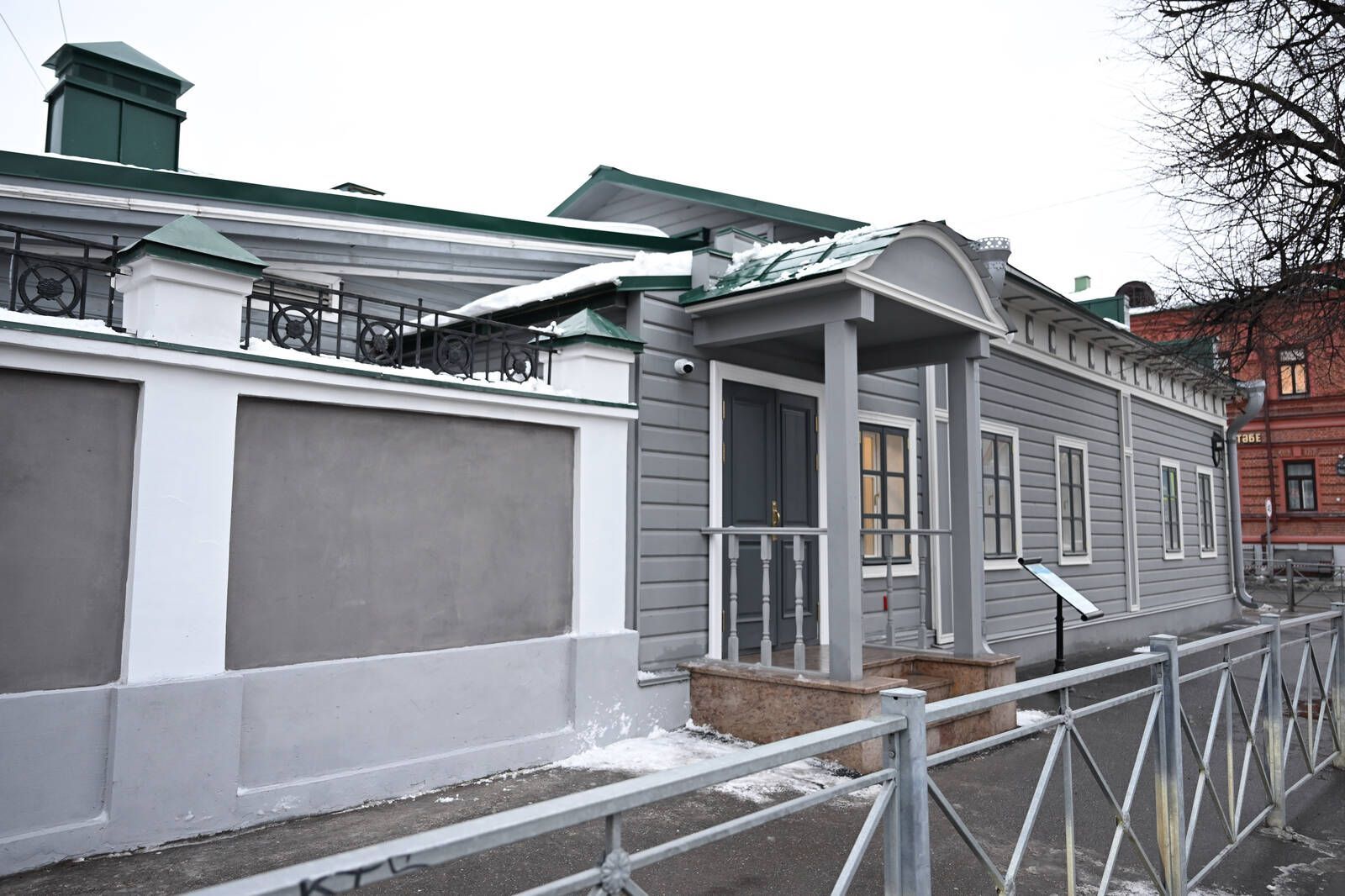 Минниханов ознакомился с реставрационными работами в Музее Евгения Боратынского