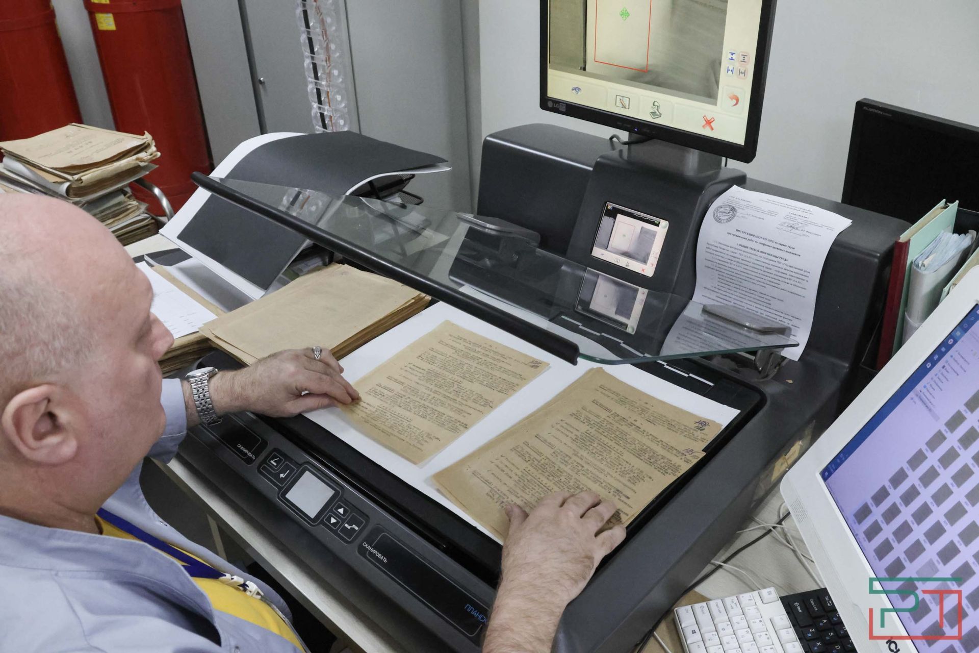 Журналистам показали работу Госархива РТ