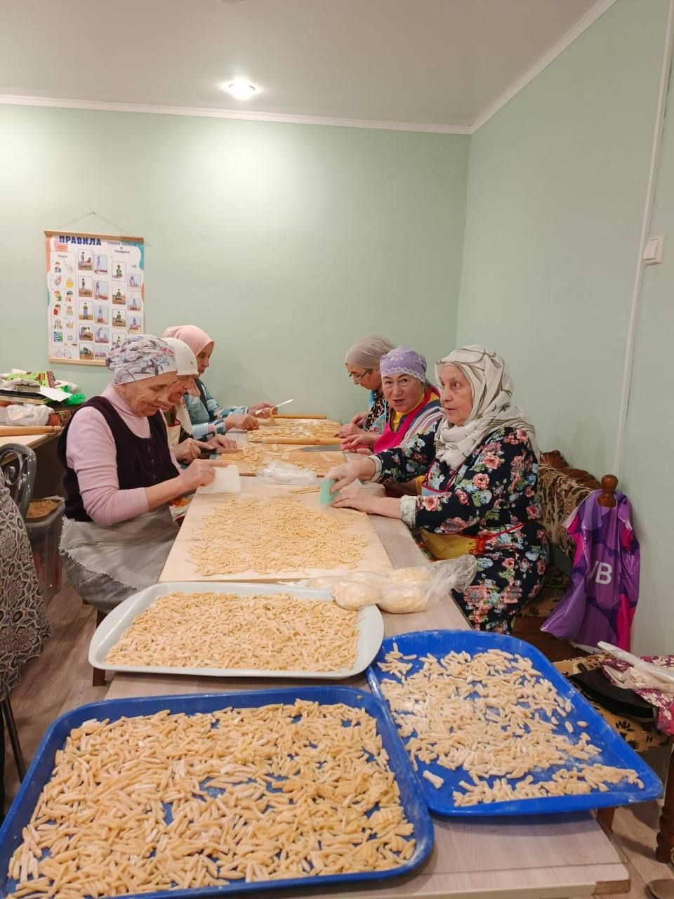 Прихожанки мечети в Лаишеве приготовили почти 200 порций чак-чака для бойцов СВО