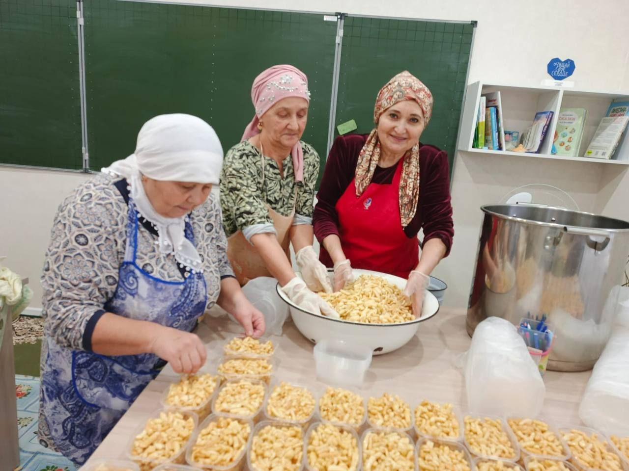 Прихожанки мечети в Лаишеве приготовили почти 200 порций чак-чака для бойцов СВО