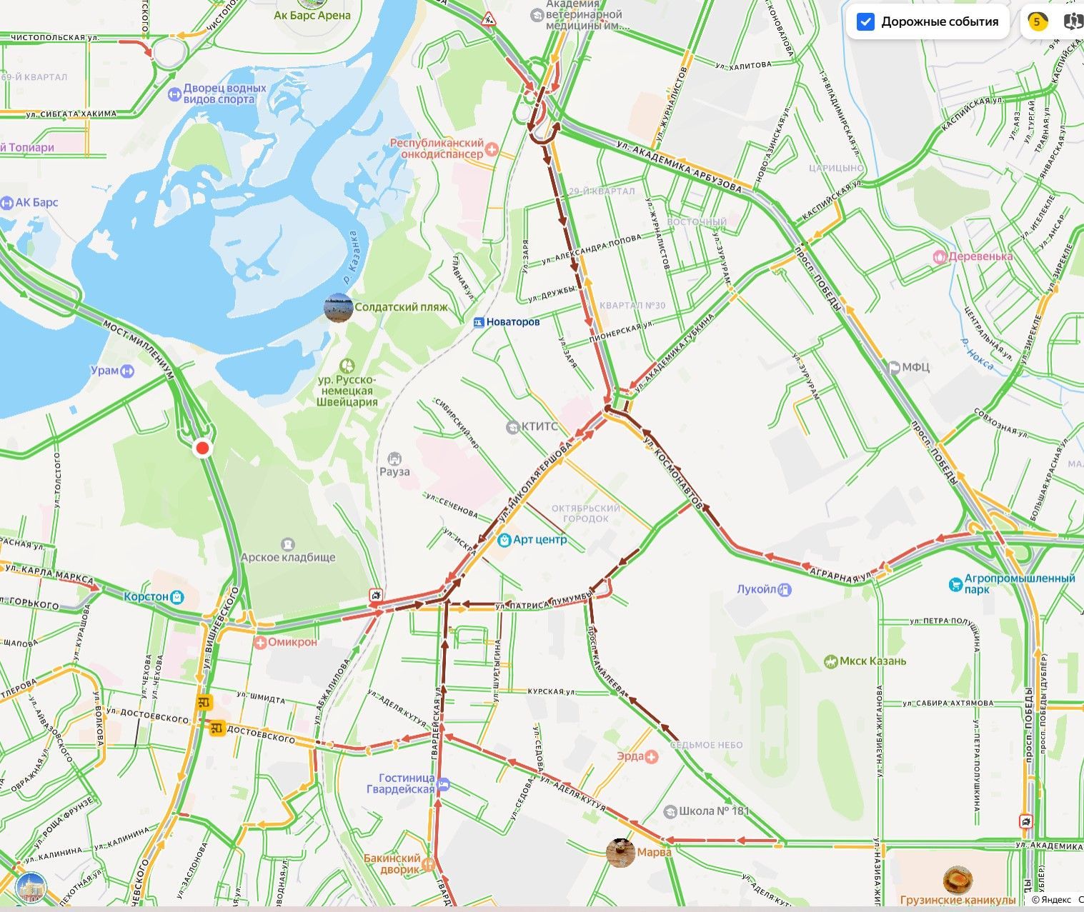 Авария парализовала движение на улице Николая Ершова в Казани