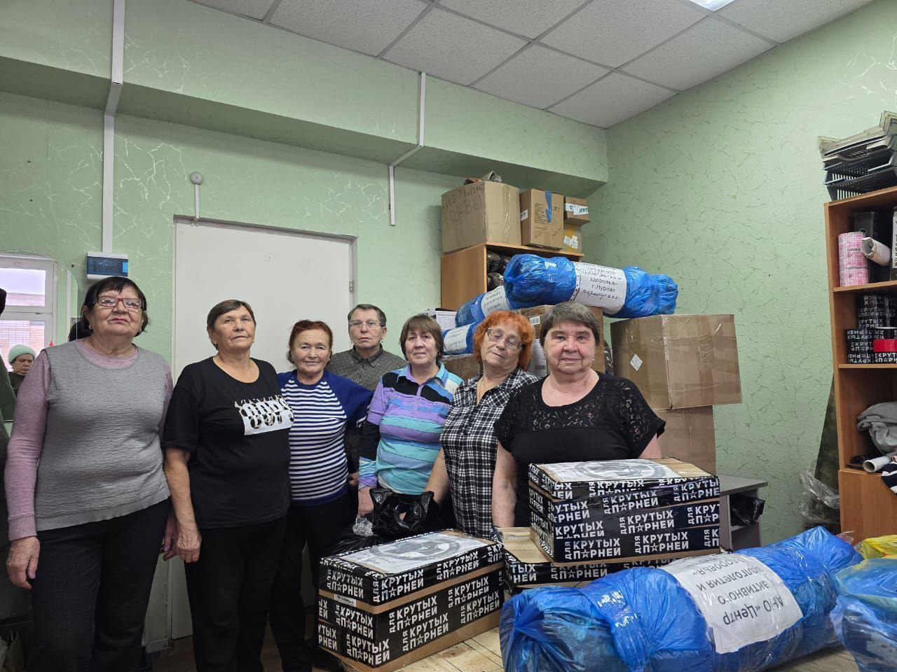 Серебряные волонтеры из Нурлата сшили 60 утепленных одеял для бойцов СВО