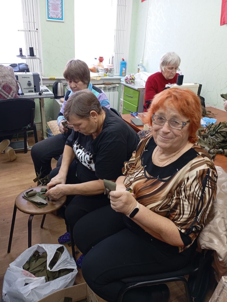 Серебряные волонтеры из Нурлата сшили 60 утепленных одеял для бойцов СВО