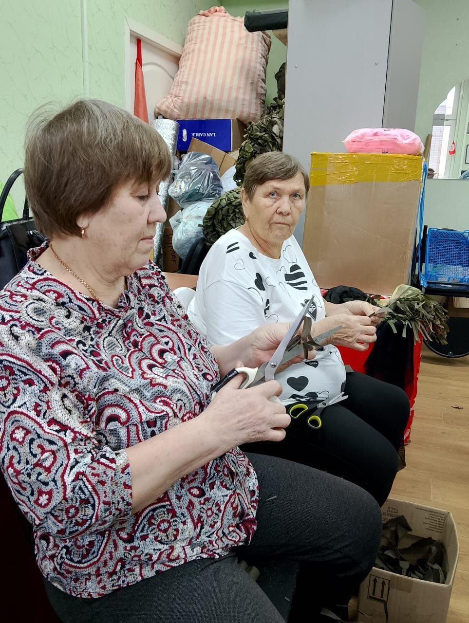 Серебряные волонтеры из Нурлата сшили 60 утепленных одеял для бойцов СВО