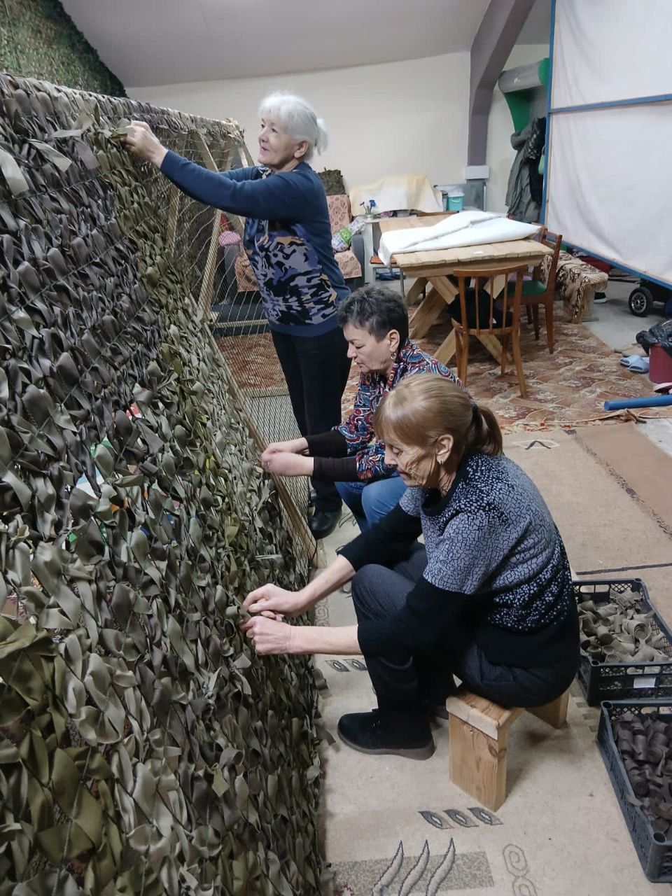 Серебряные волонтеры из Нурлата сшили 60 утепленных одеял для бойцов СВО