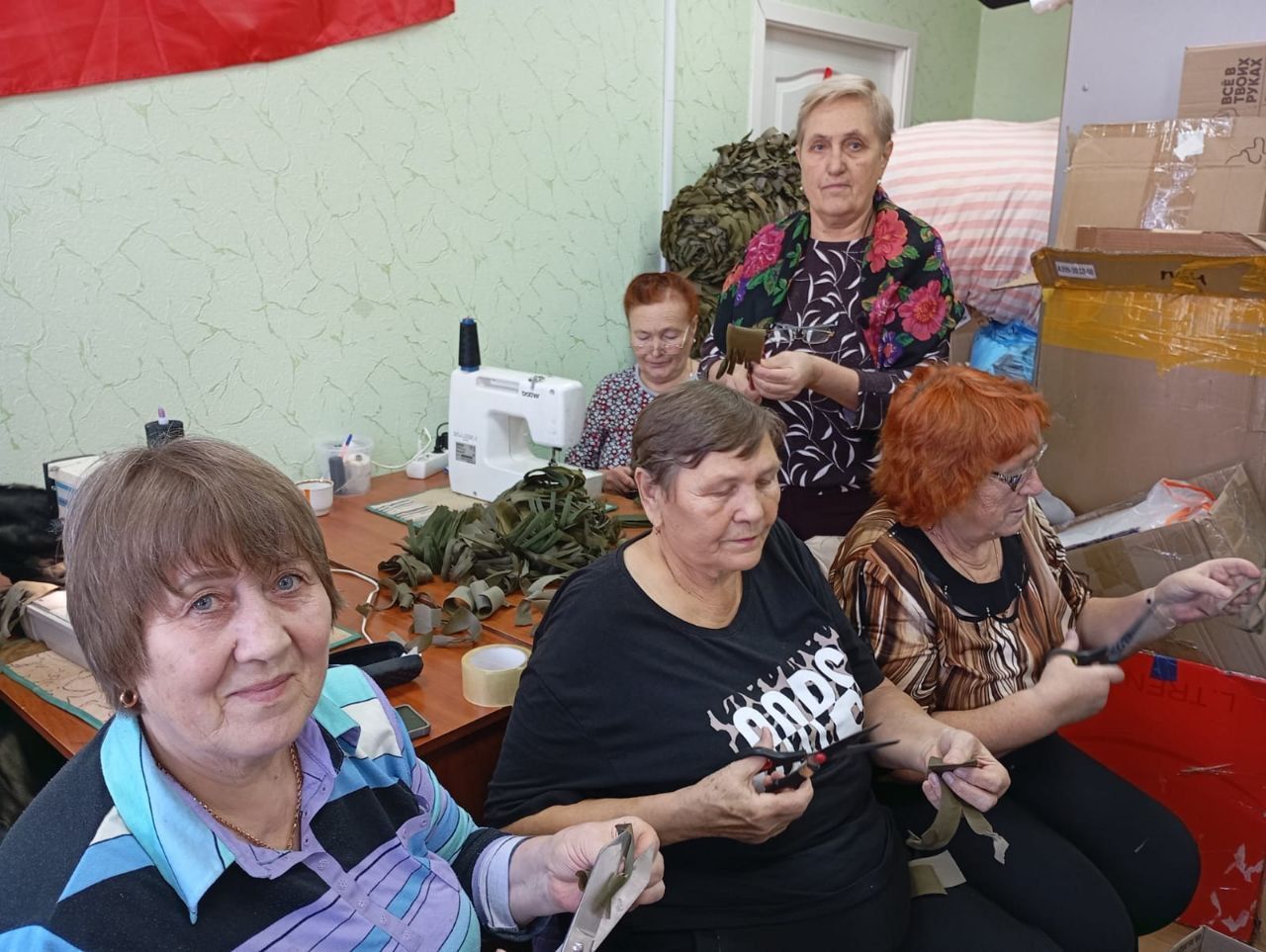 Серебряные волонтеры из Нурлата сшили 60 утепленных одеял для бойцов СВО