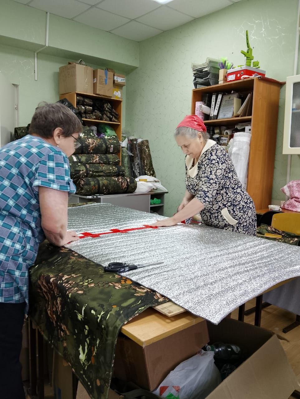 Серебряные волонтеры из Нурлата сшили 60 утепленных одеял для бойцов СВО