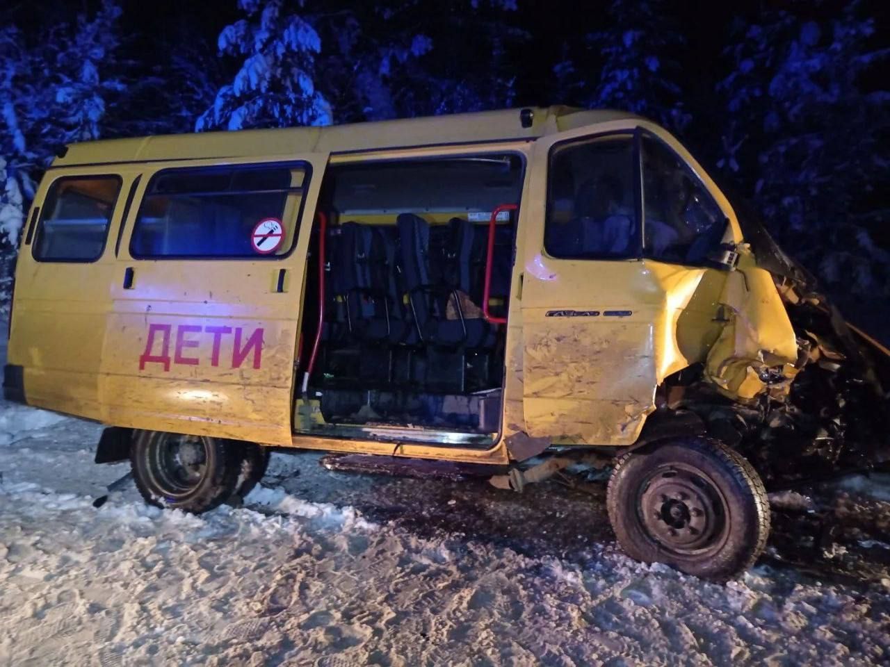 В ДТП со школьным автобусом в Удмуртии пострадали 14 человек, из них 8 детей