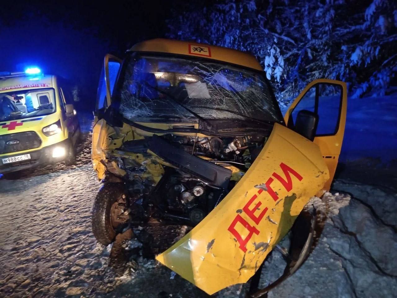 В ДТП со школьным автобусом в Удмуртии пострадали 14 человек, из них 8 детей