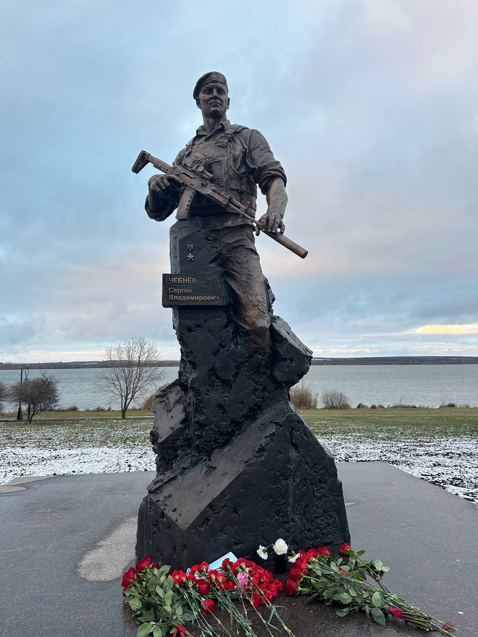 Делегация Татарстана возложила цветы к памятнику Сергея Чебнева в Курской области