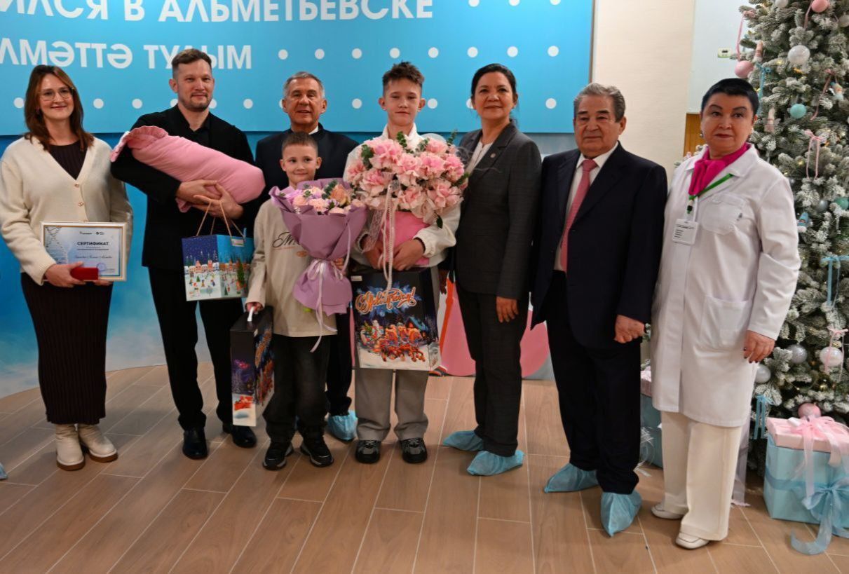 Минниханов в Альметьевске принял участие в выписке новорожденной дочки в семье Зариповых