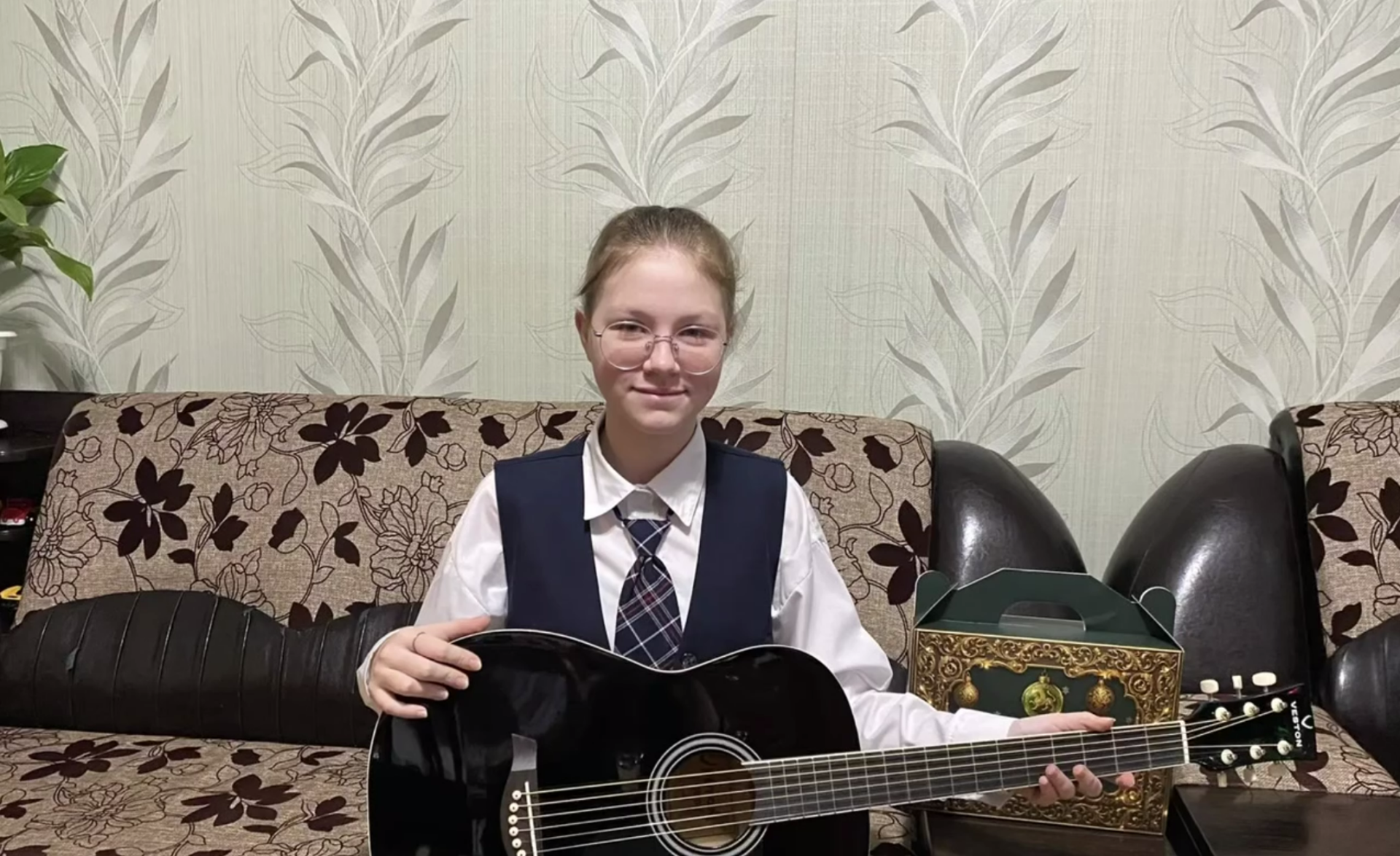 Рустам Минниханов подарил гитару 13-летней Лизе из Буинска