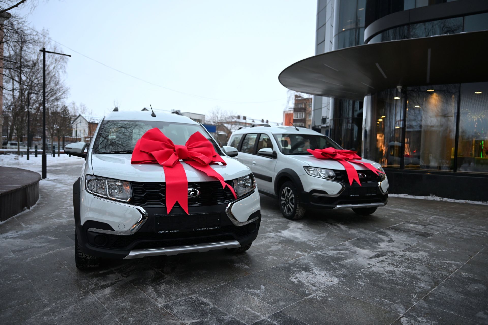 Минниханов в Альметьевске вручил ключи от автомобилей «Лада-Ларгус» двум многодетным семьям