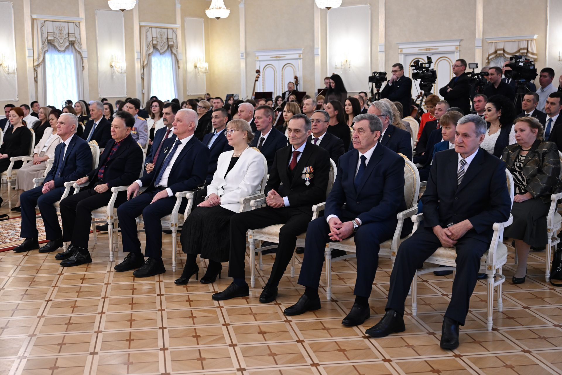 Минниханов вручил государственные награды отличившимся татарстанцам