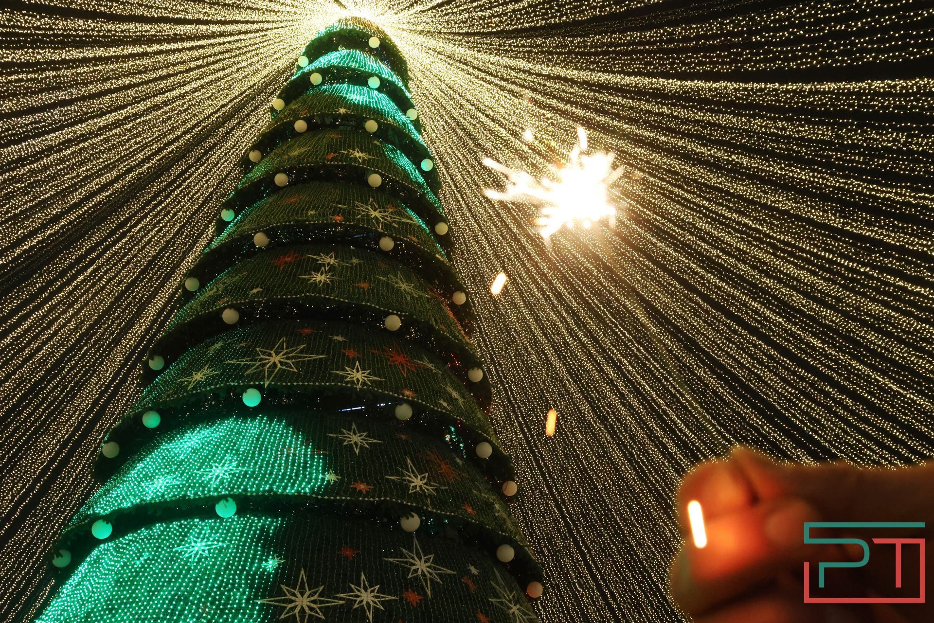 Главную елку у «Чаши» открыли в Казани