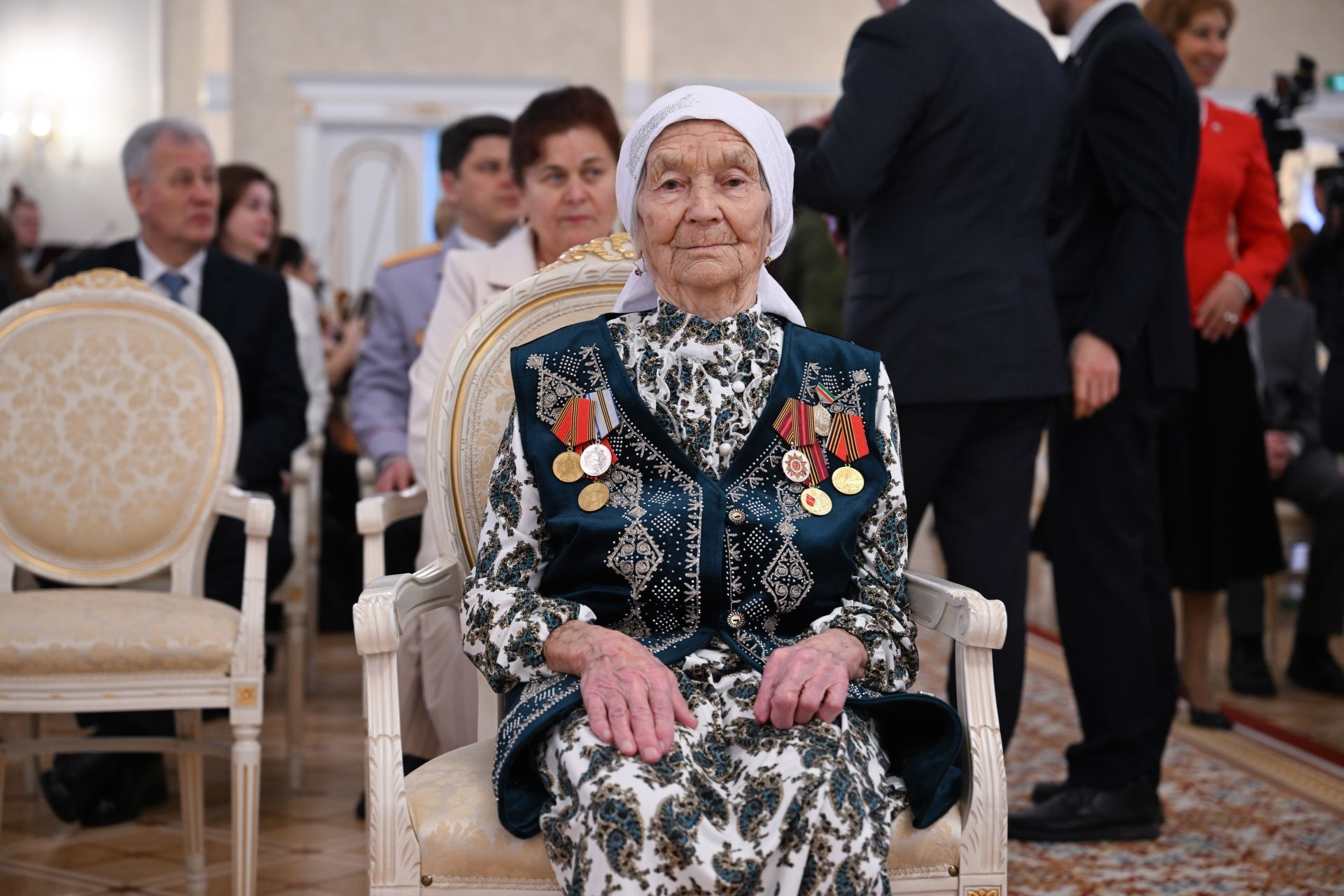 Минниханов вручил государственные награды отличившимся татарстанцам