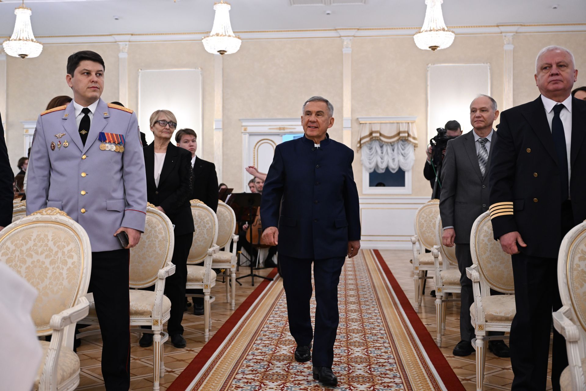 Минниханов вручил государственные награды отличившимся татарстанцам