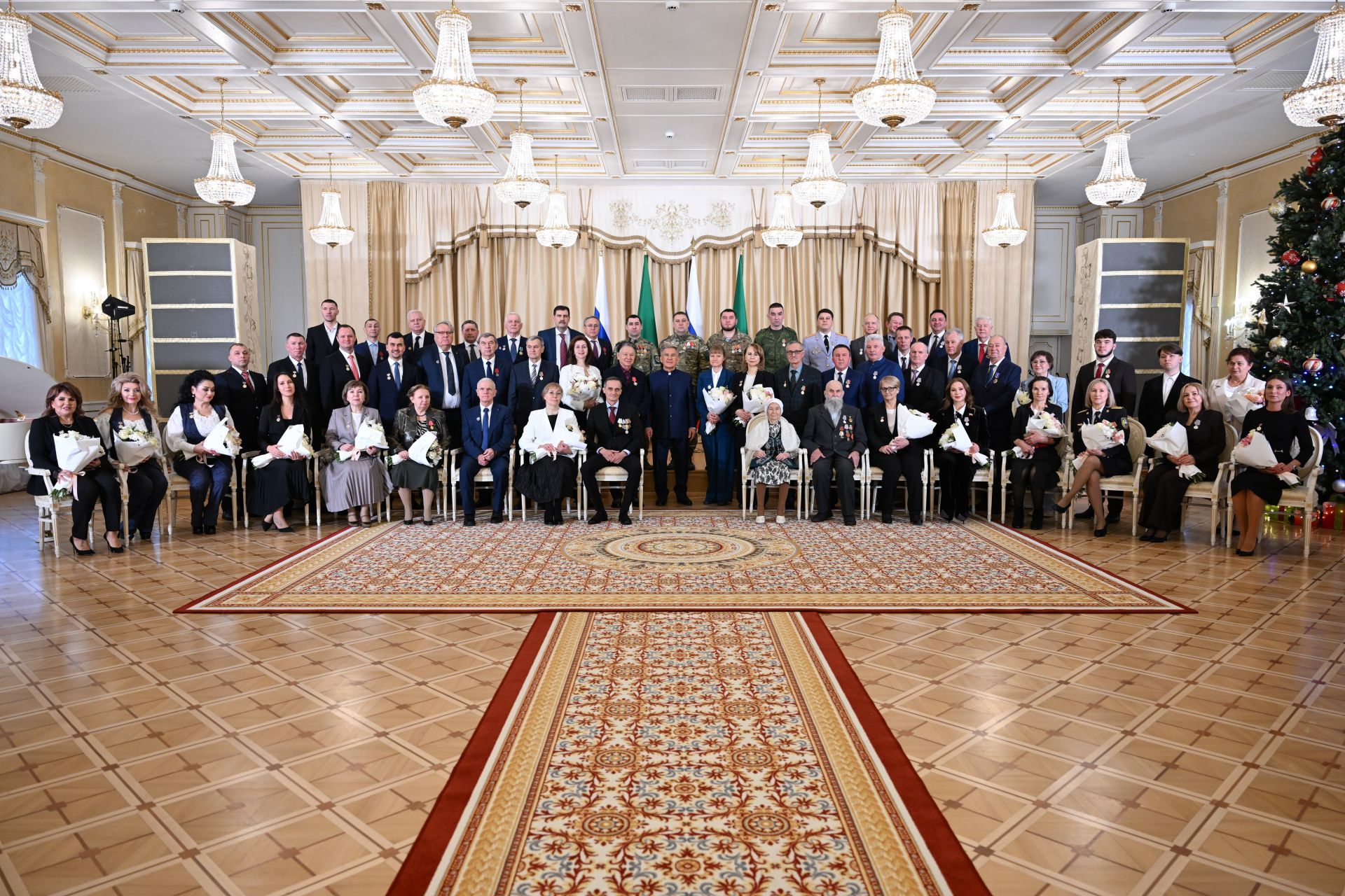 Минниханов вручил государственные награды отличившимся татарстанцам