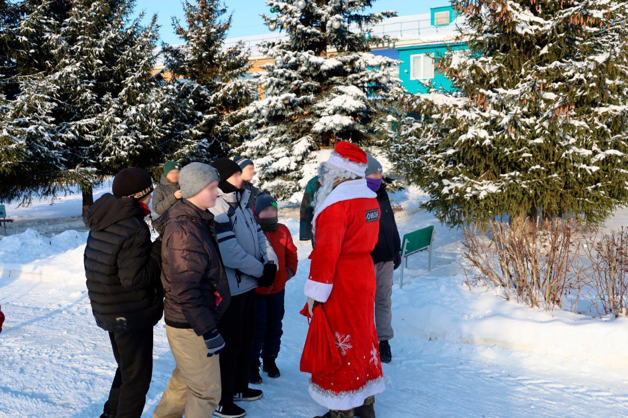 В Татарстане стартовала акция Росгвардии «Дед Мороз специального назначения» – фото