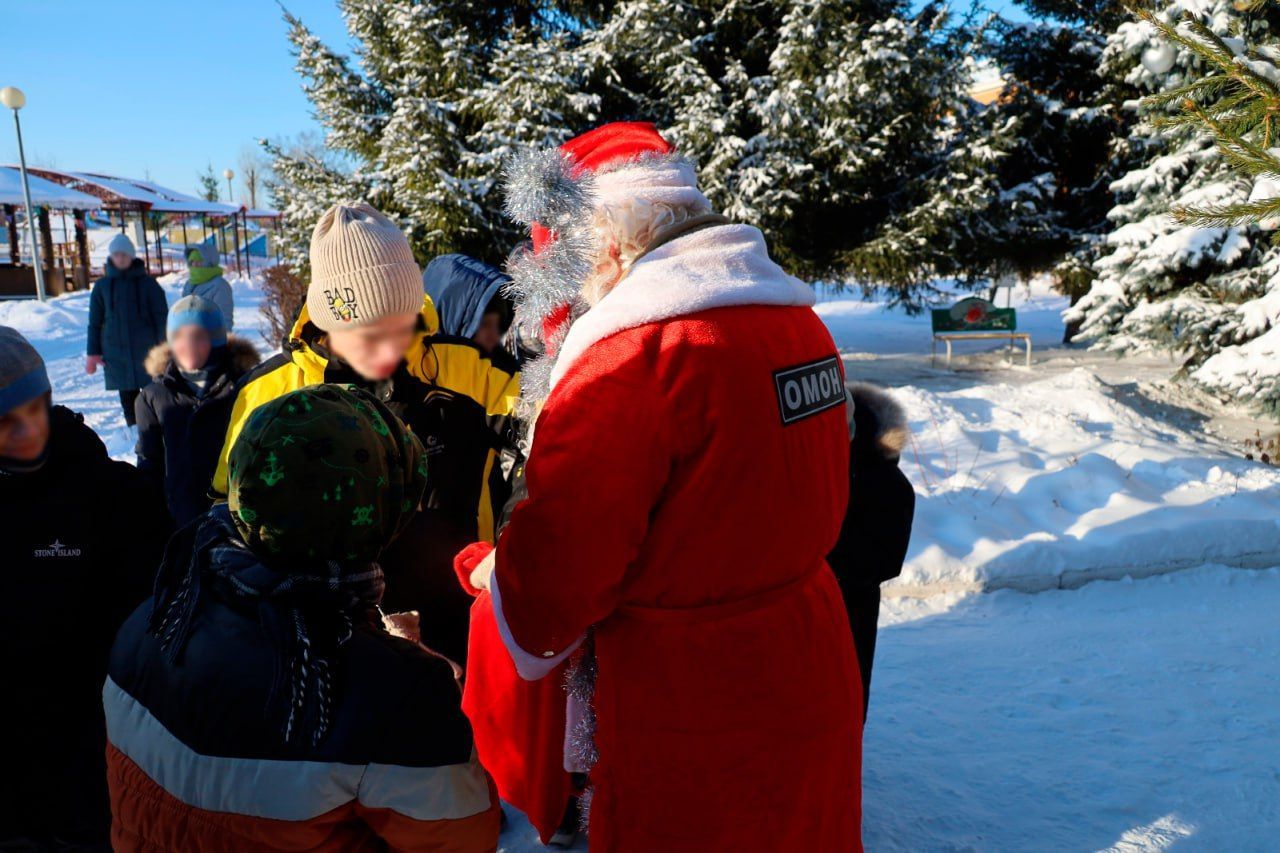 В Татарстане стартовала акция Росгвардии «Дед Мороз специального назначения» – фото