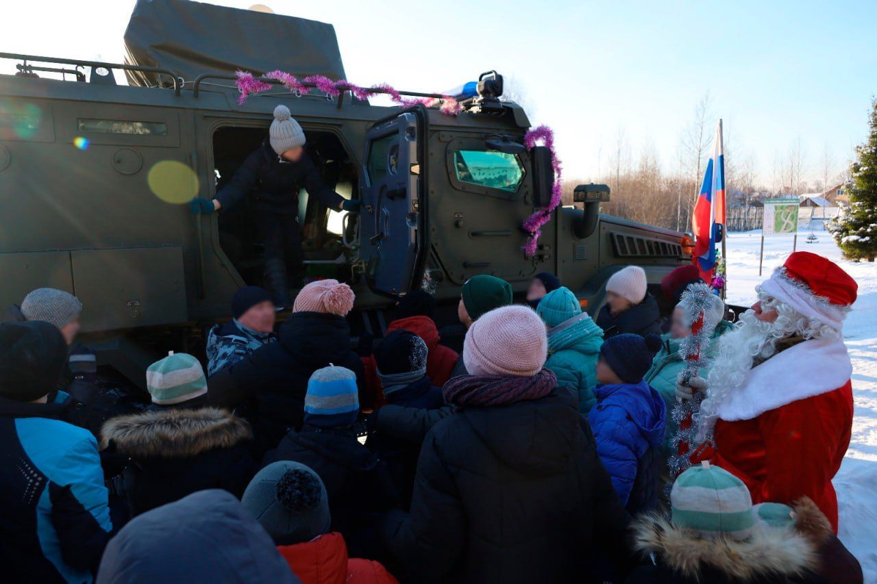 В Татарстане стартовала акция Росгвардии «Дед Мороз специального назначения» – фото