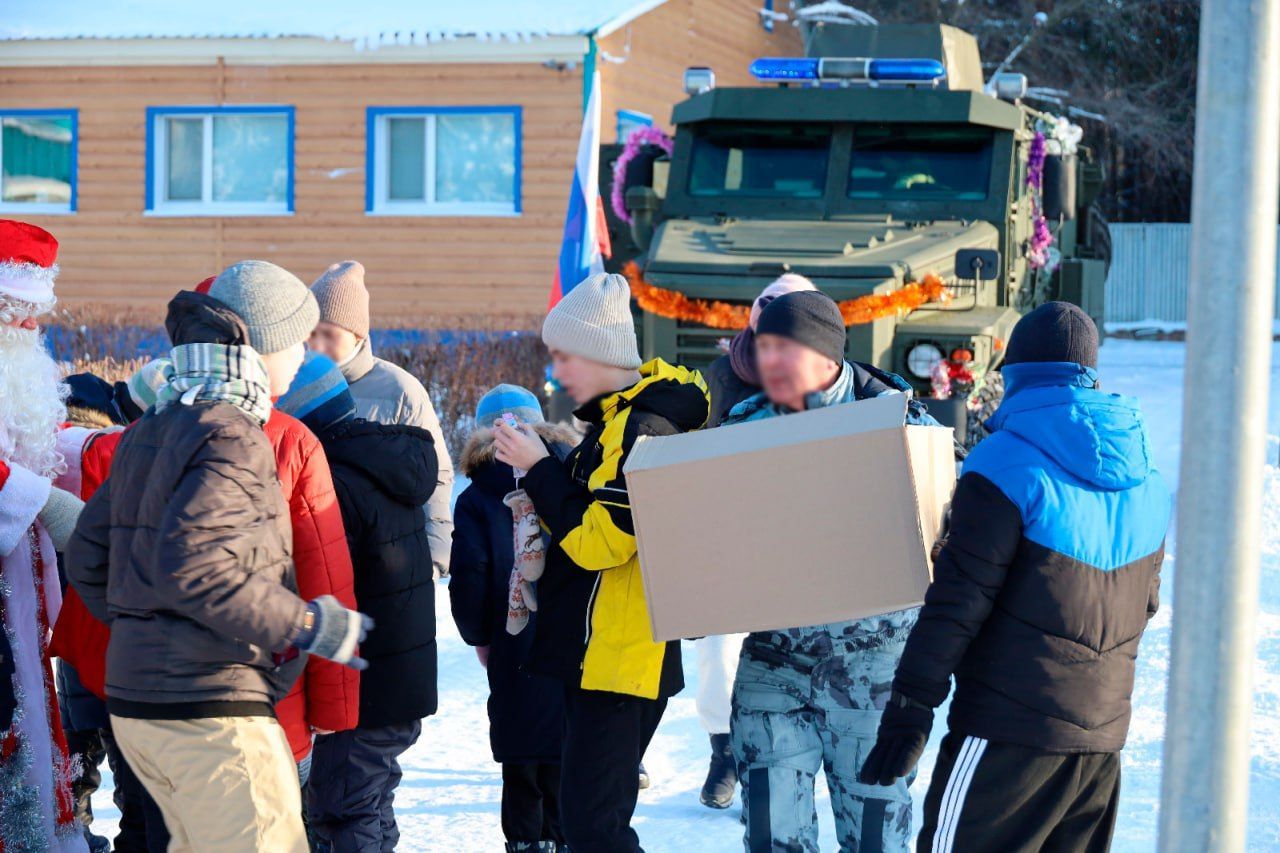В Татарстане стартовала акция Росгвардии «Дед Мороз специального назначения» – фото