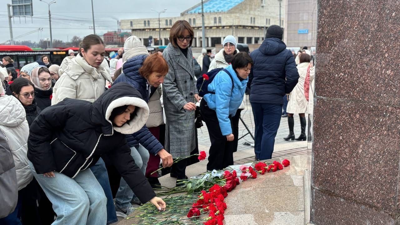 В Казани возложили цветы к памятнику композитору Салиху Сайдашеву