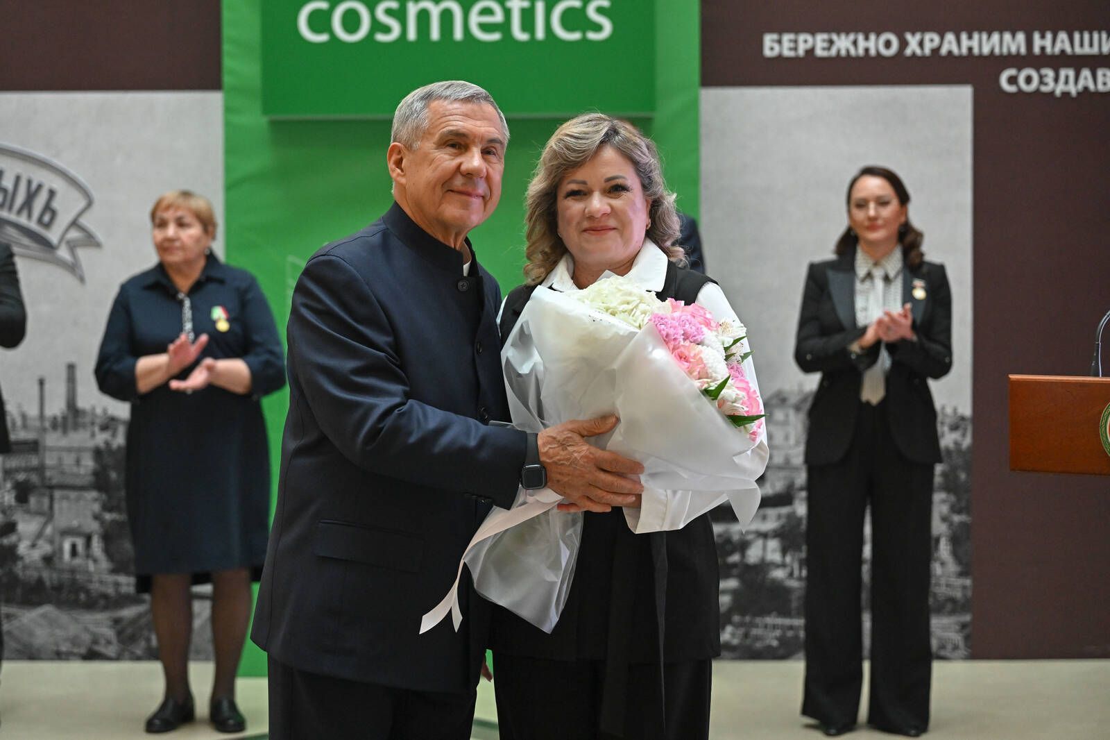 Минниханов встретился с коллективом «Нэфис Косметикс»