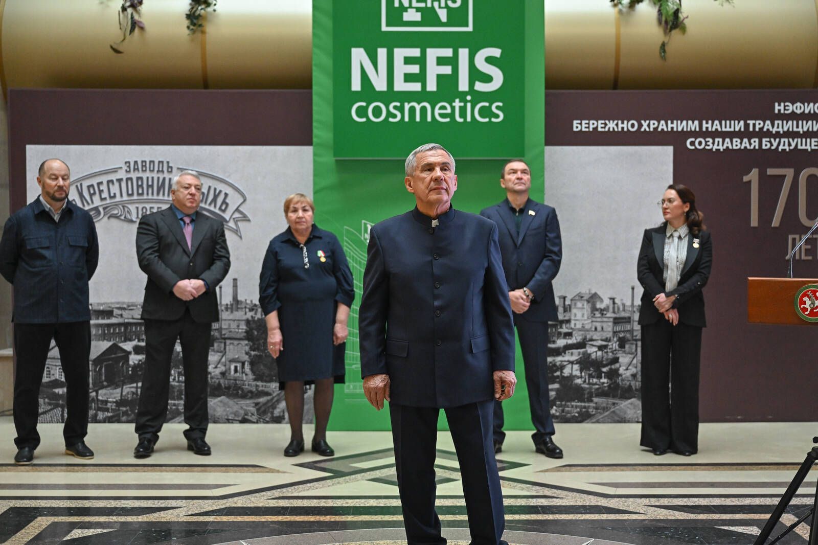 Минниханов встретился с коллективом «Нэфис Косметикс»