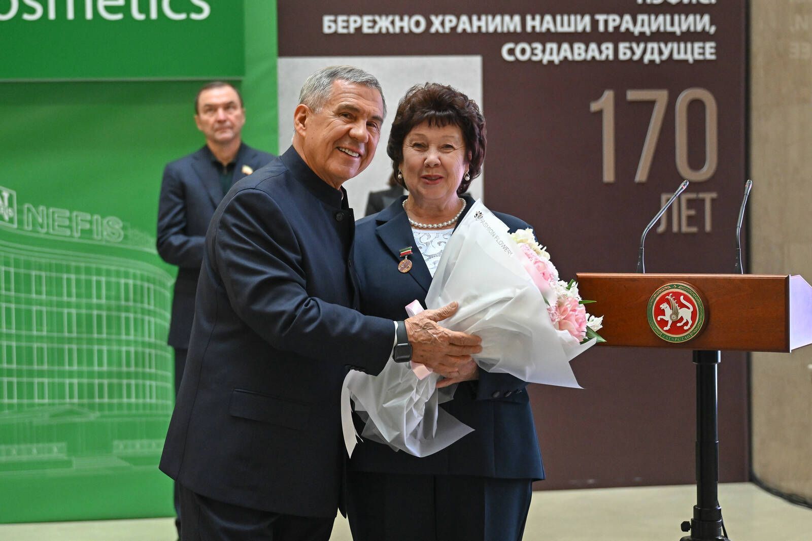 Минниханов встретился с коллективом «Нэфис Косметикс»