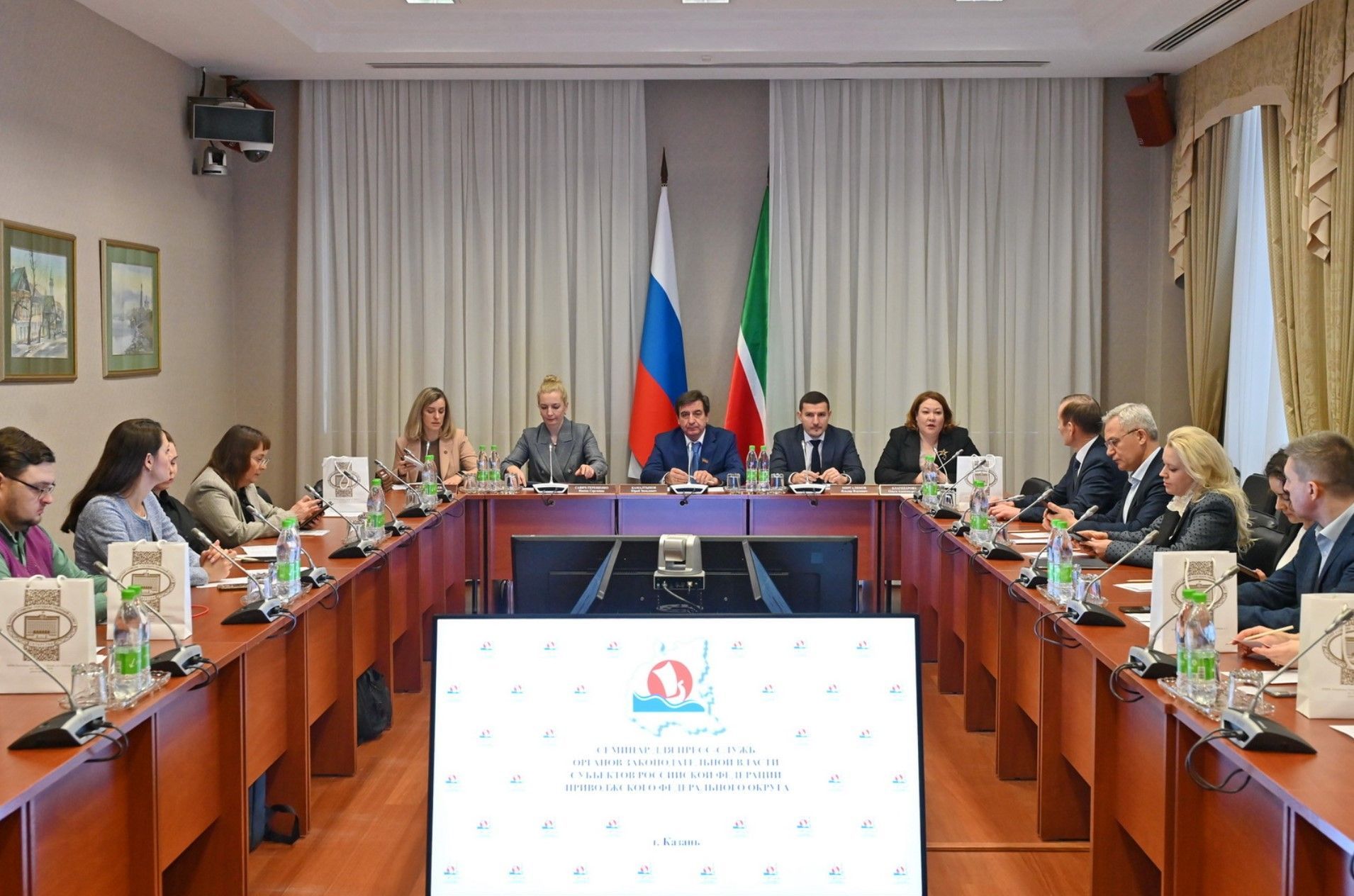 Открытость парламента – не дань моде: в Татарстане обсудили взаимодействие власти и СМИ