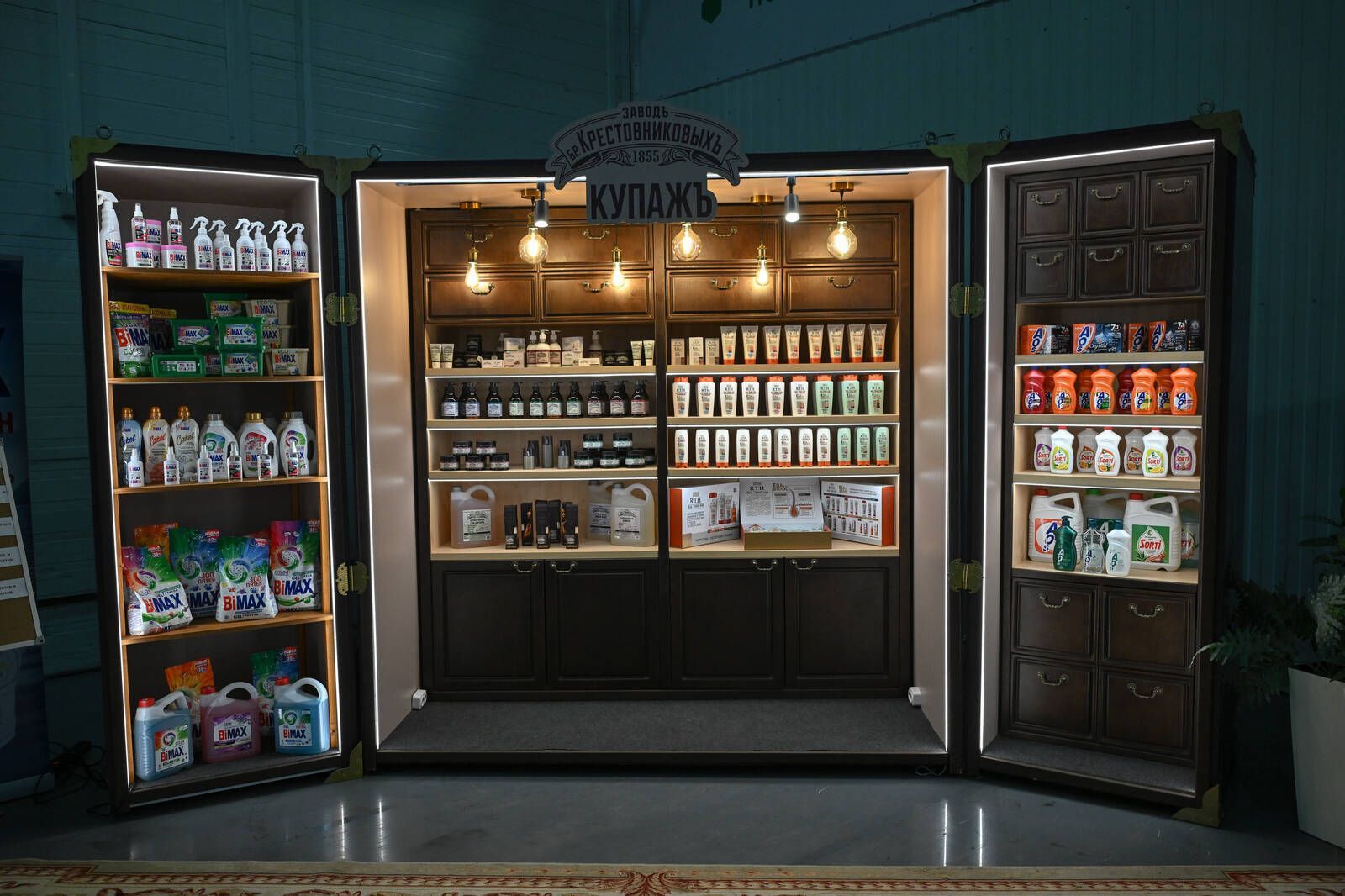 Минниханов встретился с коллективом «Нэфис Косметикс»