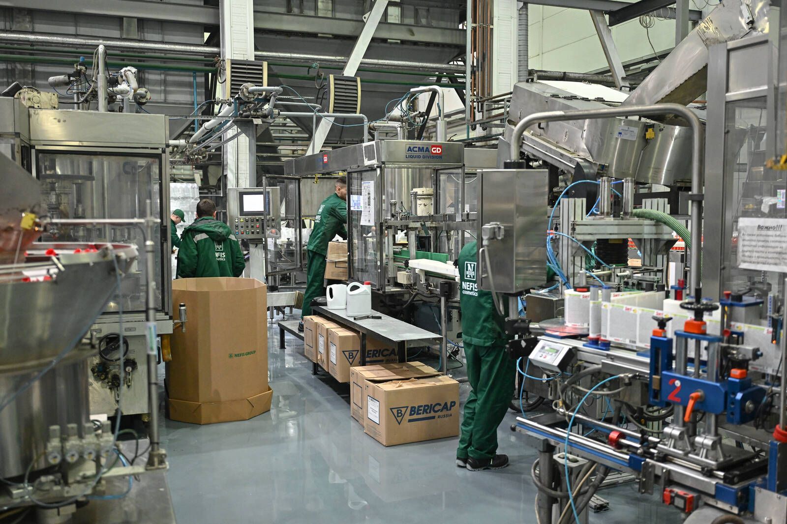 Минниханов встретился с коллективом «Нэфис Косметикс»