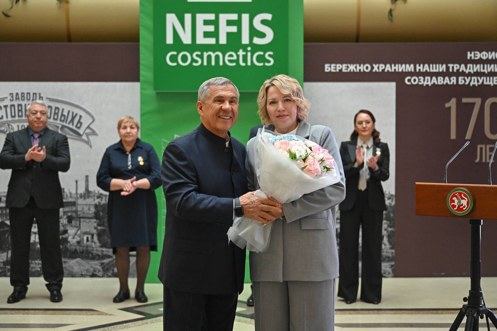 Минниханов встретился с коллективом «Нэфис Косметикс»