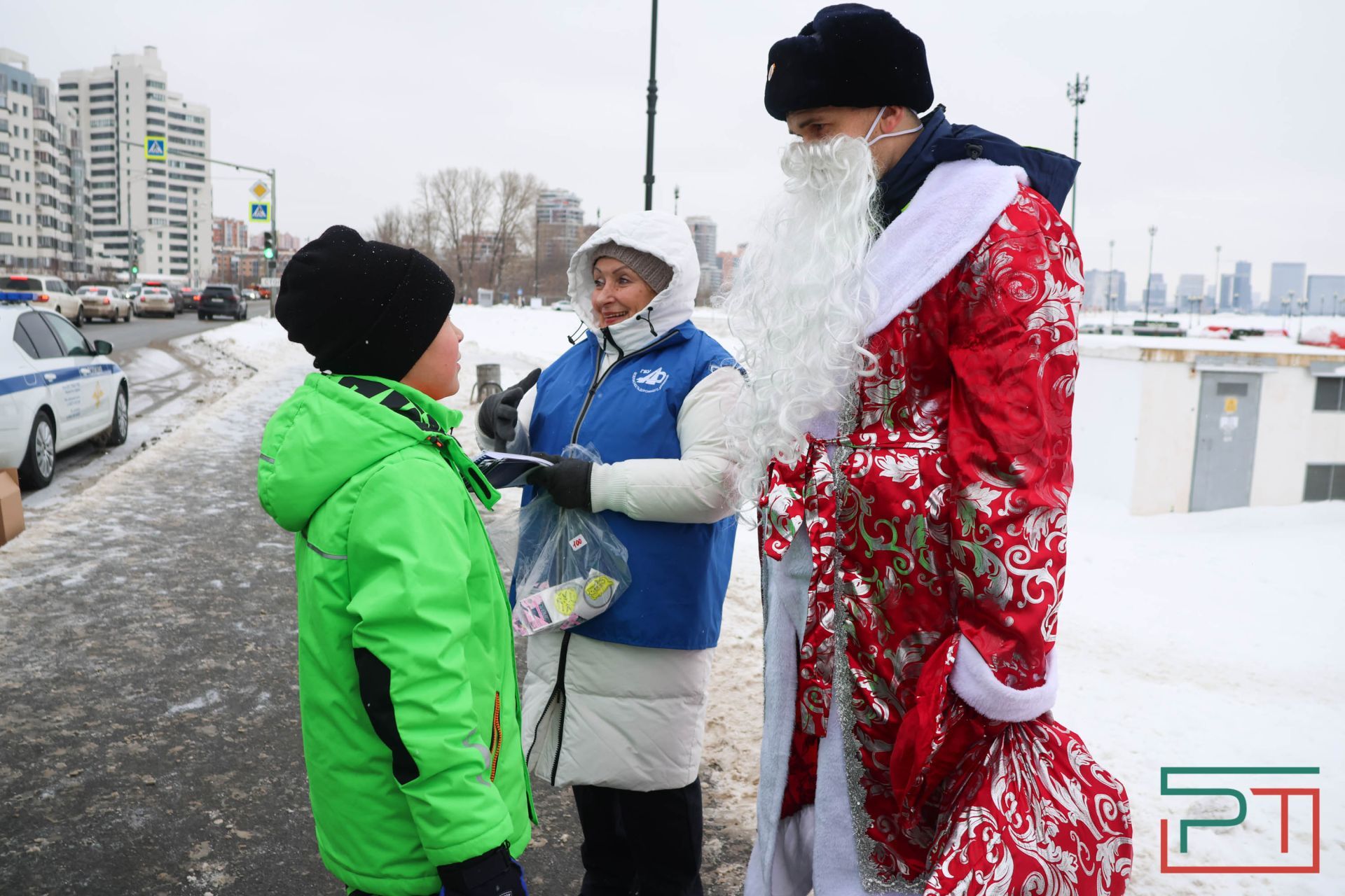 Дед Мороз из ГАИ поздравляет автомобилистов Казани с Новым годом